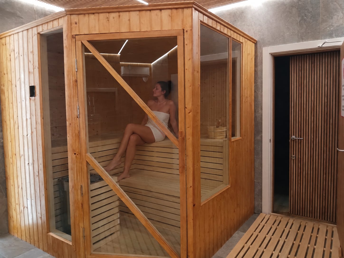 PHNX sauna